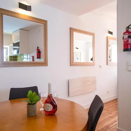 Amalia's Charming & Bright Duplex Apt In Rossio Appartement