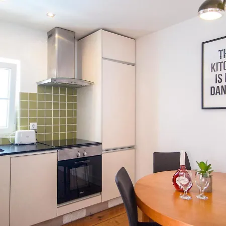 Amalia's Charming & Bright Duplex Apt In Rossio