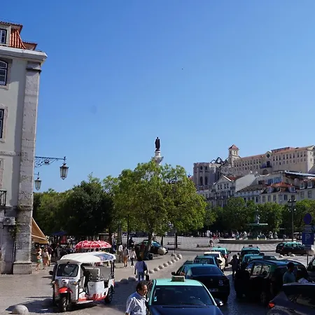 Amalia's Charming & Bright Duplex Apt In Rossio Apartamento